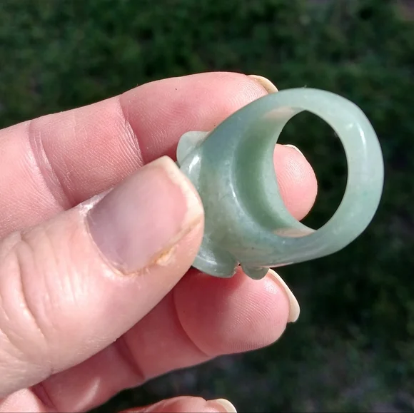 New Hand Carved Flower Green Aventurine Ring. - Picture 14 of 16